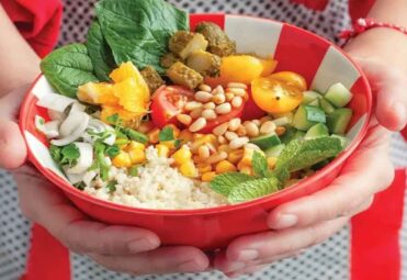 Πλιγούρι με σπανάκι, μυρωδικά, αγγούρι φρέσκο και τουρσί