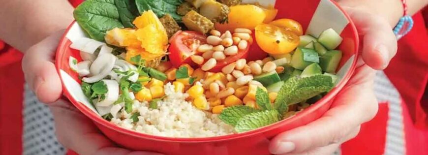 Πλιγούρι με σπανάκι, μυρωδικά, αγγούρι φρέσκο και τουρσί